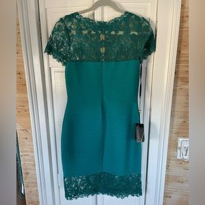 Gorgeous Tadashi Shoji emerald green/ aqua blue medium ,probably fits like an 8
